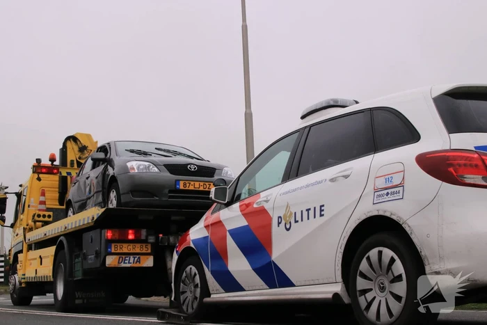 Politieauto ramt personenauto, inzittenden aangehouden