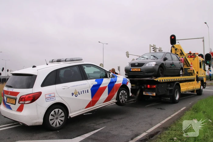 Politieauto ramt personenauto, inzittenden aangehouden