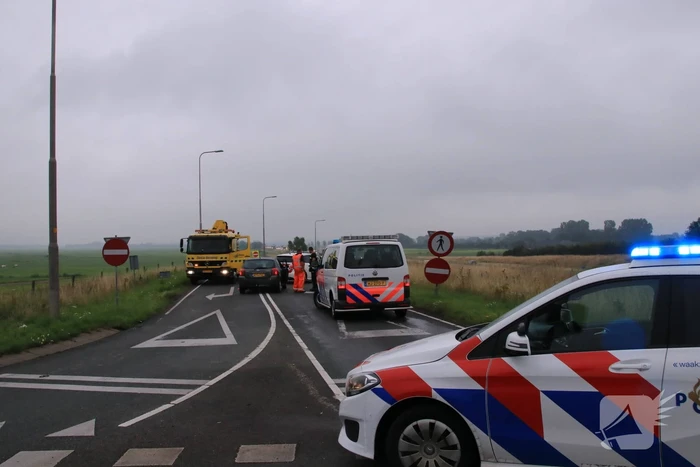 Politieauto ramt personenauto, inzittenden aangehouden