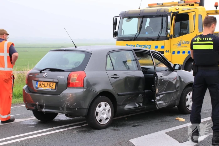 Politieauto ramt personenauto, inzittenden aangehouden