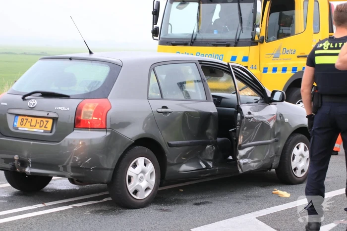 Politieauto ramt personenauto, inzittenden aangehouden