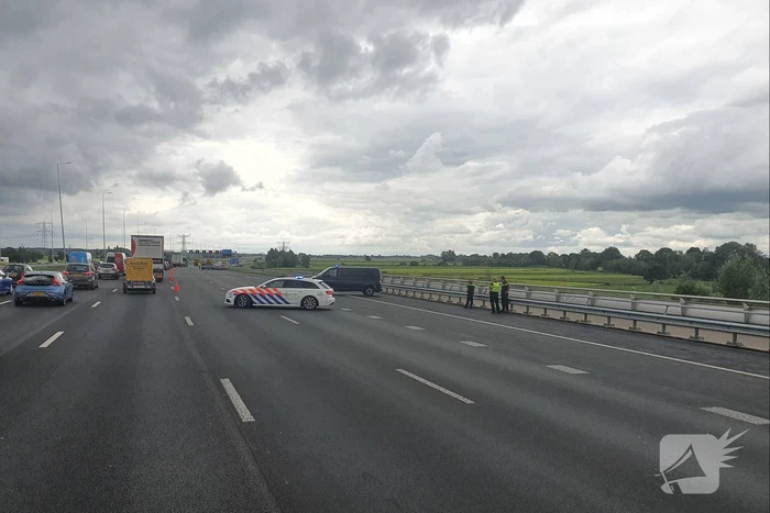 Dienst Speciale Interventies van de politie rijdt auto klem