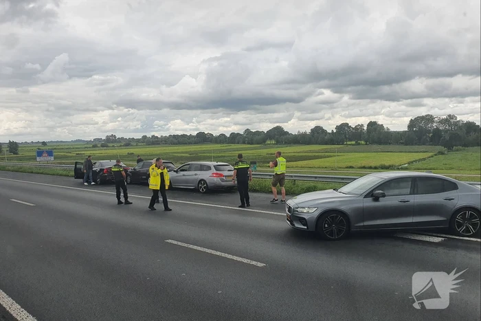 Dienst Speciale Interventies van de politie rijdt auto klem