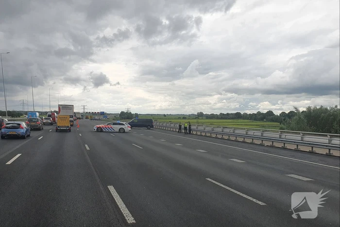 Dienst Speciale Interventies van de politie rijdt auto klem