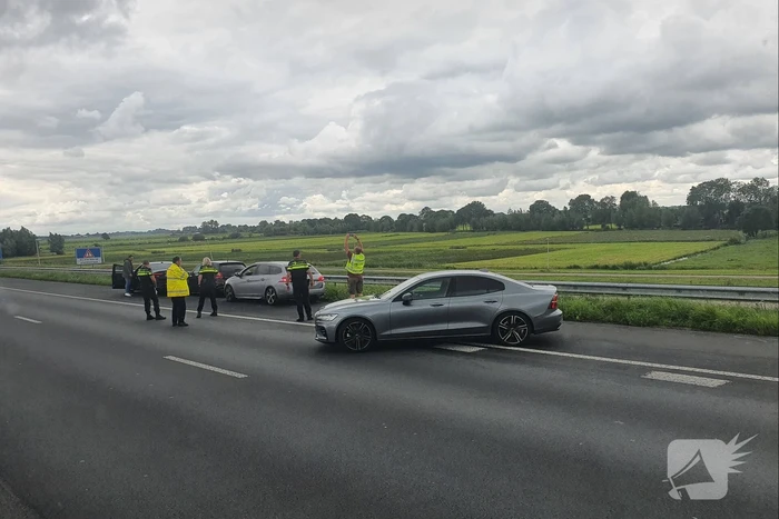 Dienst Speciale Interventies van de politie rijdt auto klem