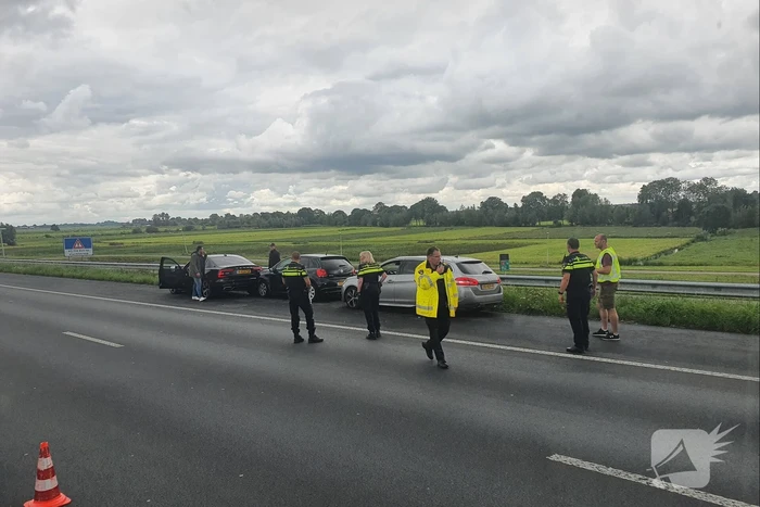 Dienst Speciale Interventies van de politie rijdt auto klem