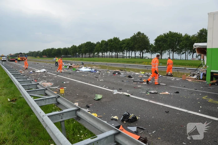 Snelweg bezaaid met brokstukken na verkeersongeval