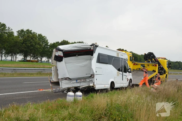 Snelweg bezaaid met brokstukken na verkeersongeval