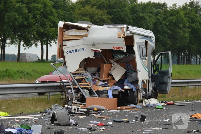 Snelweg bezaaid met brokstukken na verkeersongeval