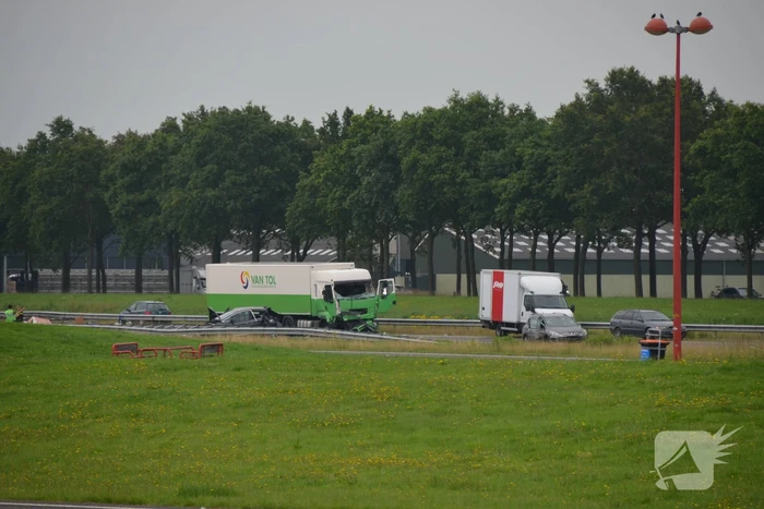 Snelweg bezaaid met brokstukken na verkeersongeval