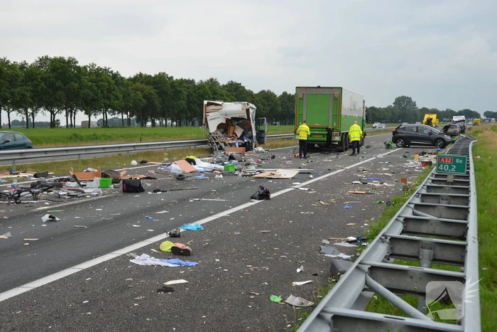 Snelweg bezaaid met brokstukken na verkeersongeval