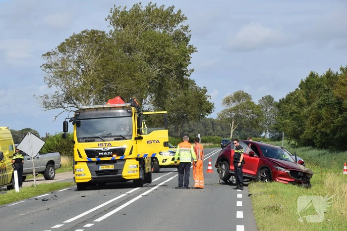 Coolblue-bestelbus knalt personenauto de sloot in