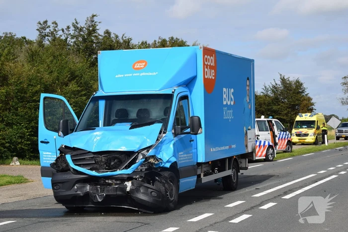 Coolblue-bestelbus knalt personenauto de sloot in