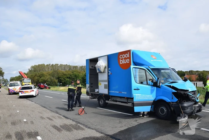Coolblue-bestelbus knalt personenauto de sloot in