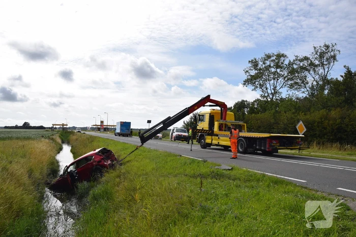 Coolblue-bestelbus knalt personenauto de sloot in