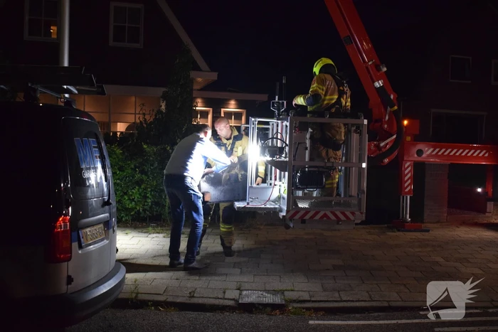 Inspectie aan schoorsteen na gescheurde dekplaat