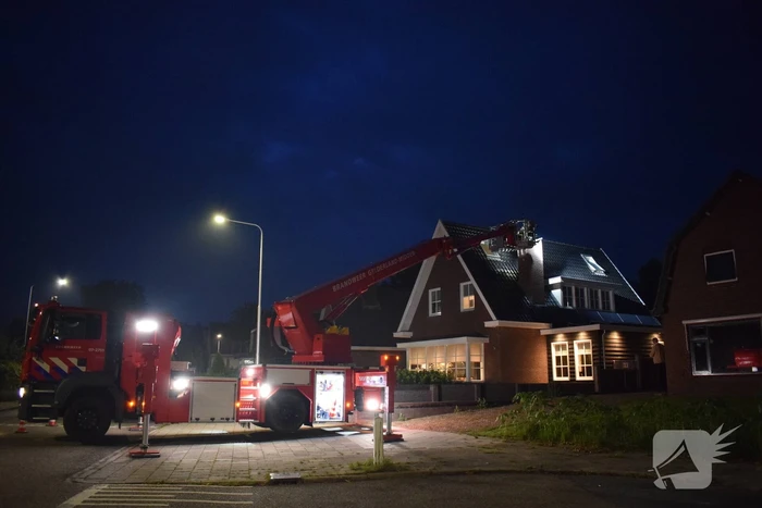 Inspectie aan schoorsteen na gescheurde dekplaat
