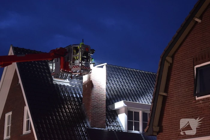 Inspectie aan schoorsteen na gescheurde dekplaat