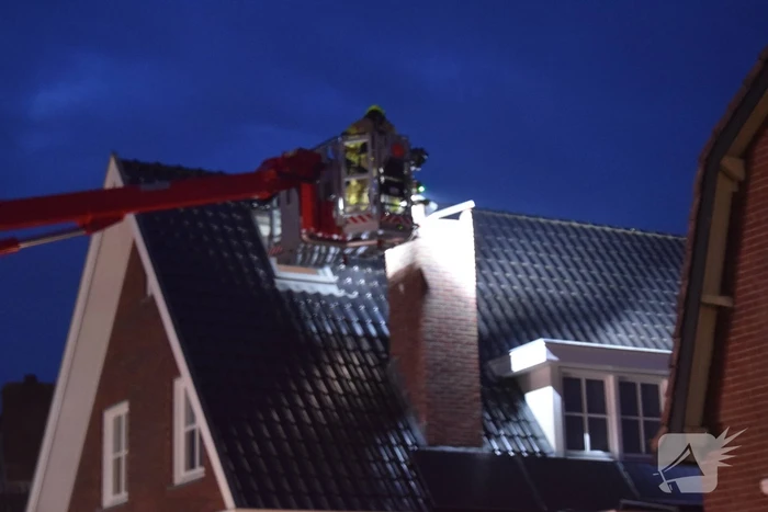 Inspectie aan schoorsteen na gescheurde dekplaat