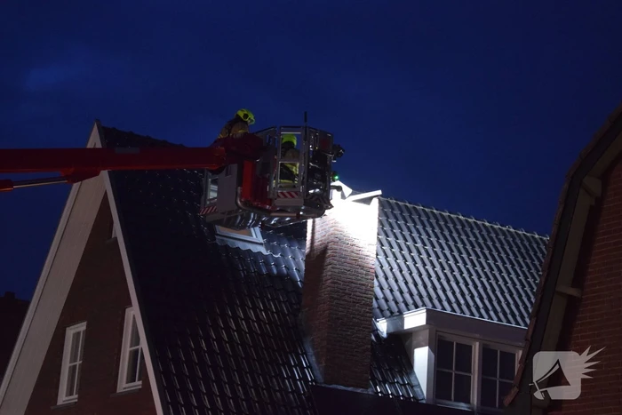 Inspectie aan schoorsteen na gescheurde dekplaat