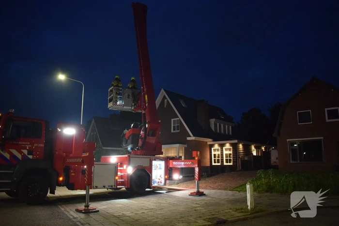 Inspectie aan schoorsteen na gescheurde dekplaat