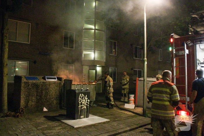 Brand in container laat rookmelder in woning afgaan