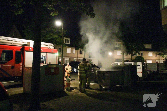 Brand in container laat rookmelder in woning afgaan