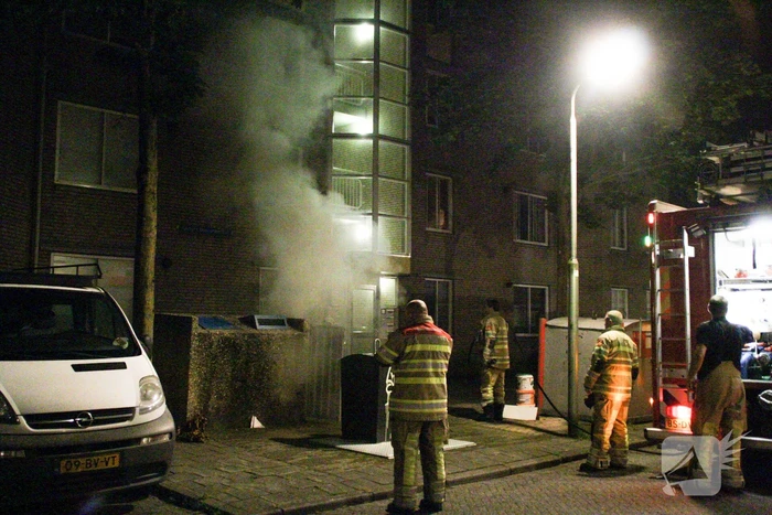 Brand in container laat rookmelder in woning afgaan