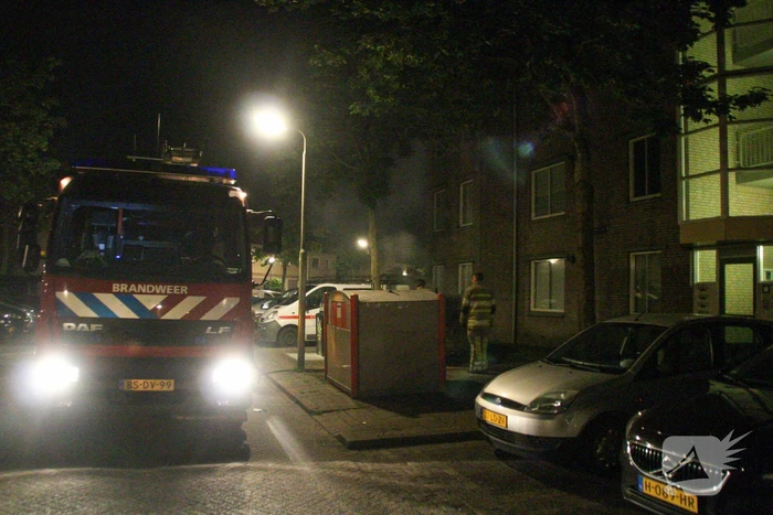 Brand in container laat rookmelder in woning afgaan
