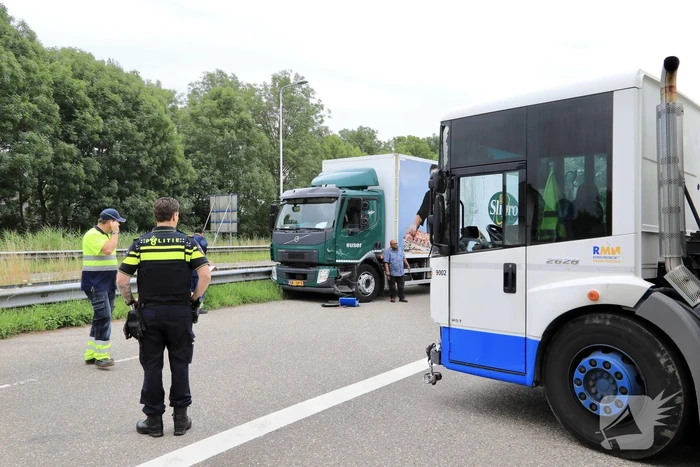Vrachtwagen en vuilniswagen botsen