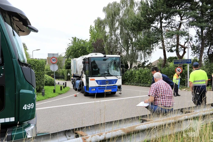 Vrachtwagen en vuilniswagen botsen