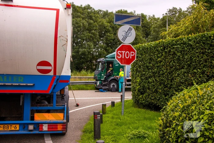 Vrachtwagen en vuilniswagen botsen