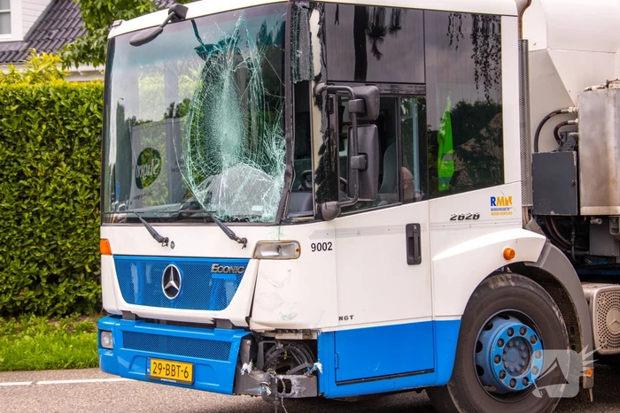 Vrachtwagen en vuilniswagen botsen