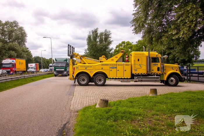Vrachtwagen en vuilniswagen botsen