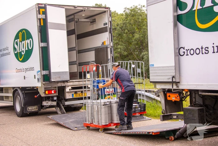 Vrachtwagen en vuilniswagen botsen