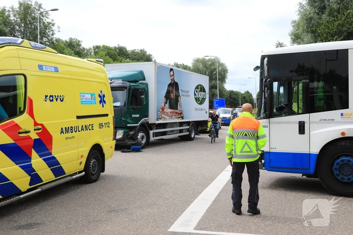 Vrachtwagen en vuilniswagen botsen