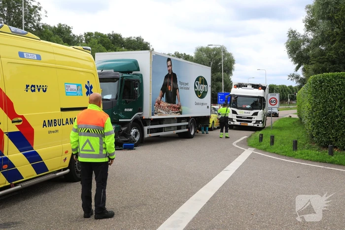 Vrachtwagen en vuilniswagen botsen