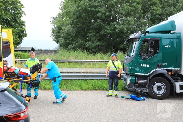 Vrachtwagen en vuilniswagen botsen