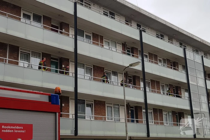 Kind raakt bekneld onder deur flatwoning