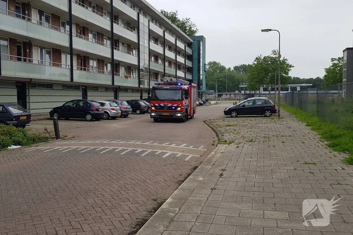 Kind raakt bekneld onder deur flatwoning