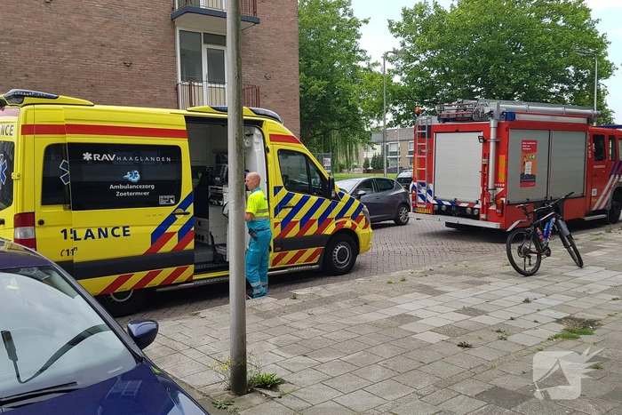 Kind raakt bekneld onder deur flatwoning