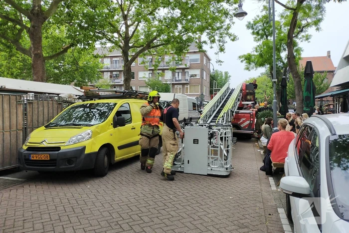 Gevaarlijke hangende takken verwijderd boven marktkraam