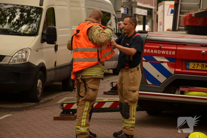 Gevaarlijke hangende takken verwijderd boven marktkraam