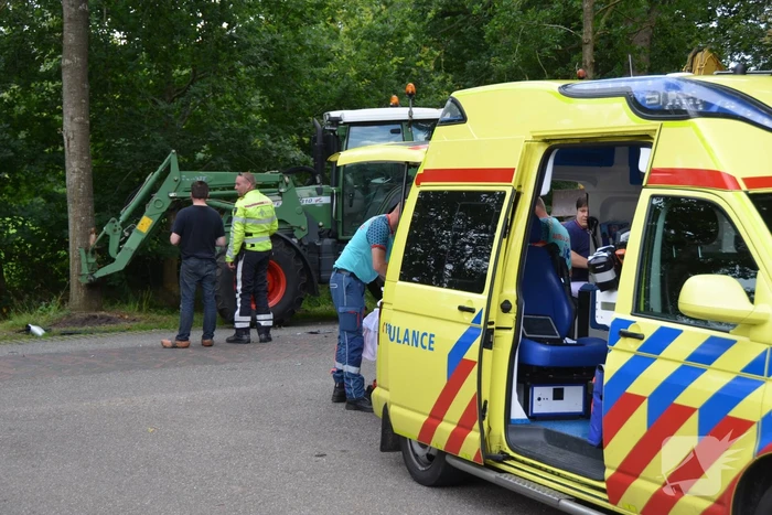 Auto belandt in sloot na botsing met aanhanger