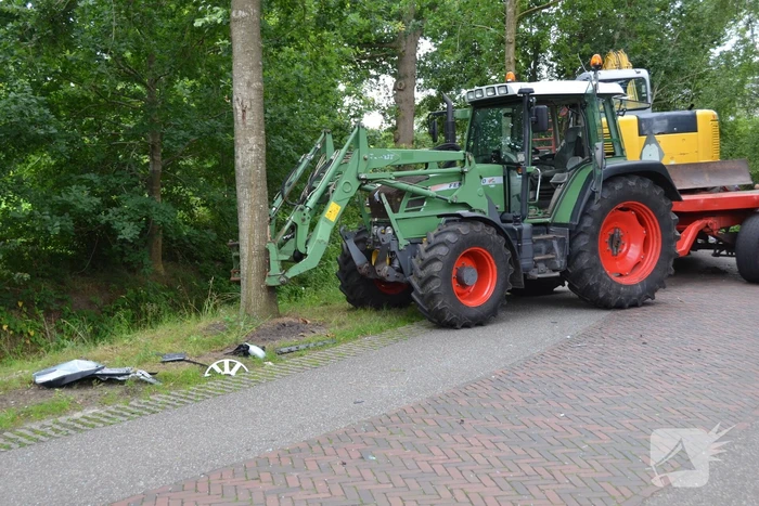 Auto belandt in sloot na botsing met aanhanger