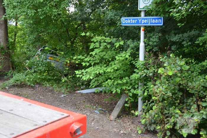 Auto belandt in sloot na botsing met aanhanger