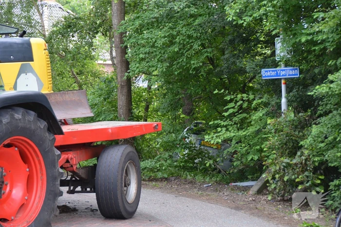 Auto belandt in sloot na botsing met aanhanger