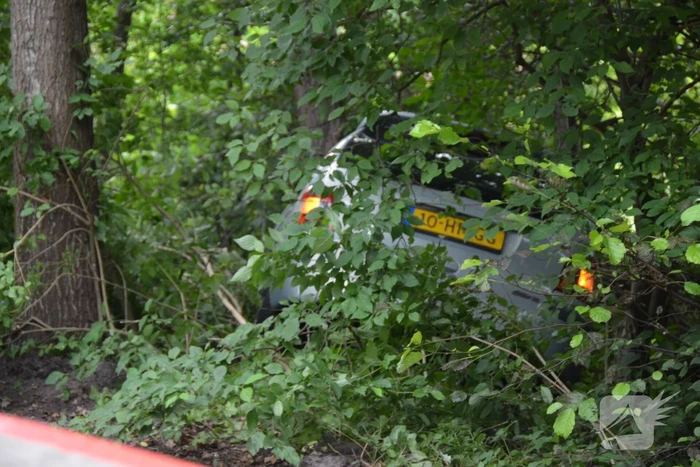 Auto belandt in sloot na botsing met aanhanger