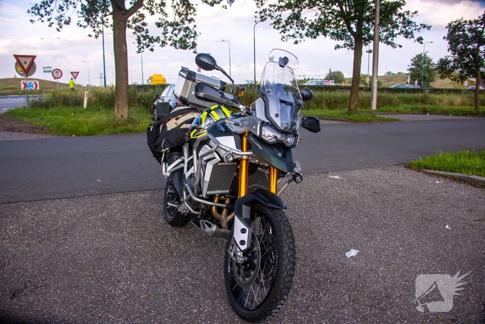 Motorrijder gaat onderuit op spekglad wegdek