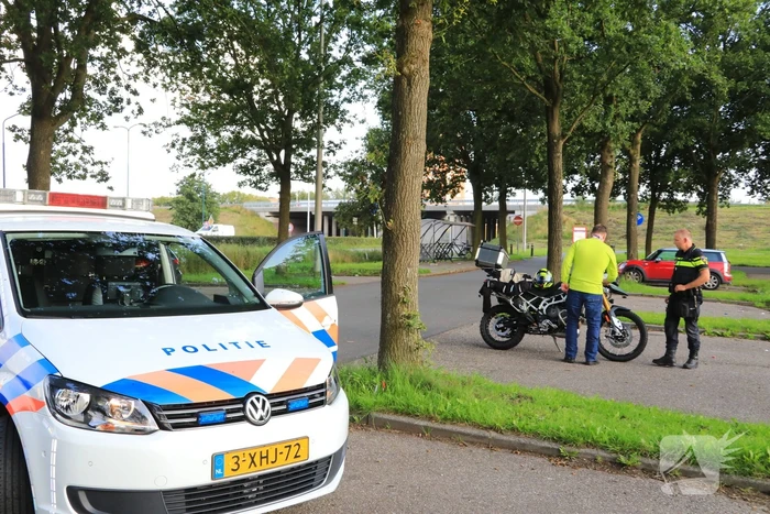 Motorrijder gaat onderuit op spekglad wegdek